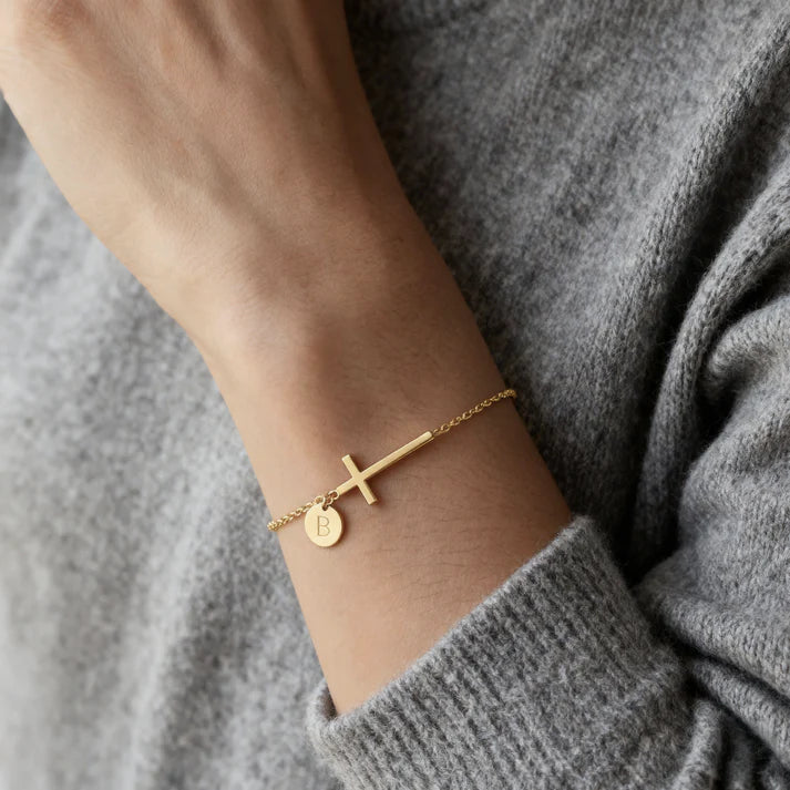 Bracelet Initiale Sacrée – Croix Personnalisée