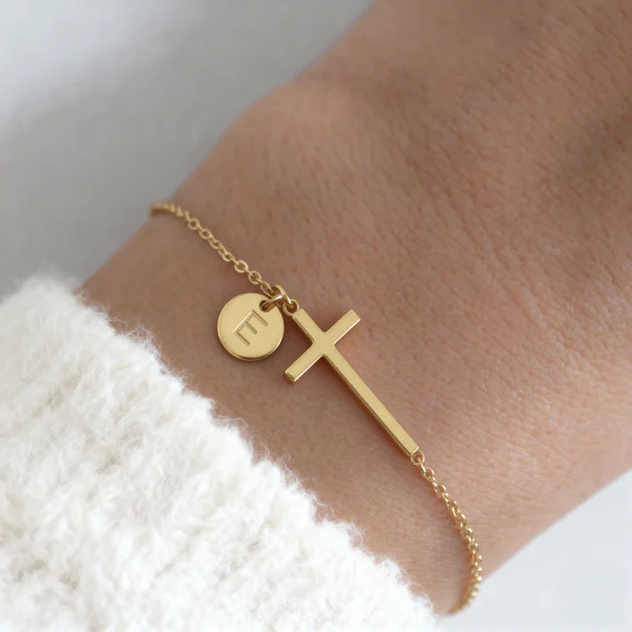 Bracelet Initiale Sacrée – Croix Personnalisée