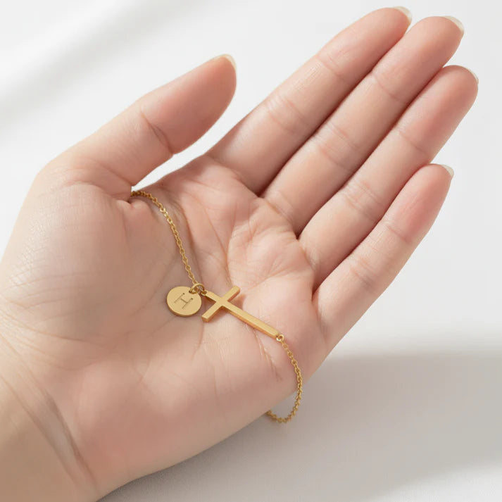 Bracelet Initiale Sacrée – Croix Personnalisée