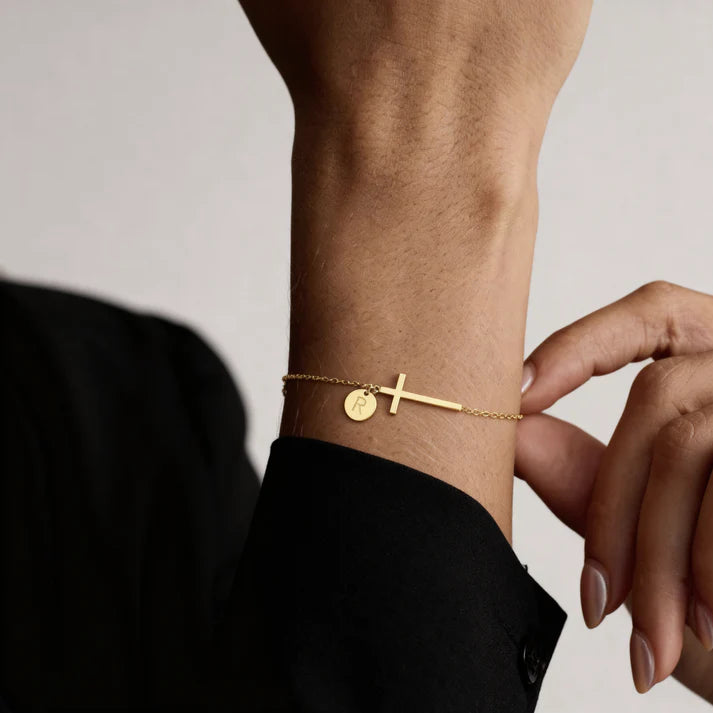 Bracelet Initiale Sacrée – Croix Personnalisée